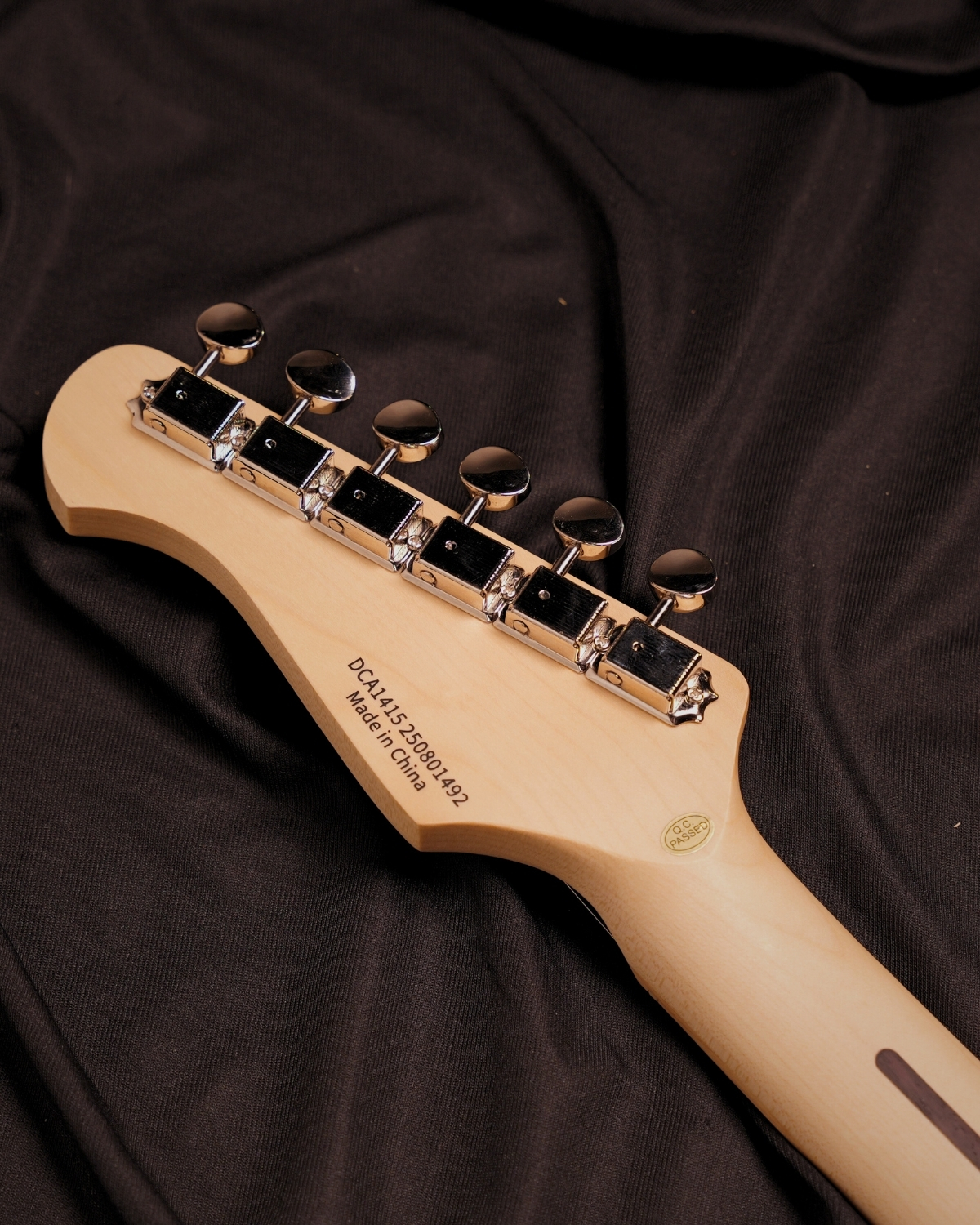 Donner DST-100W 39 Inch Full Size Electric Guitar Kit Solid Body Vintage white Beginner Starter with Amplifier Bag Capo Strap String Tuner Cable Picks