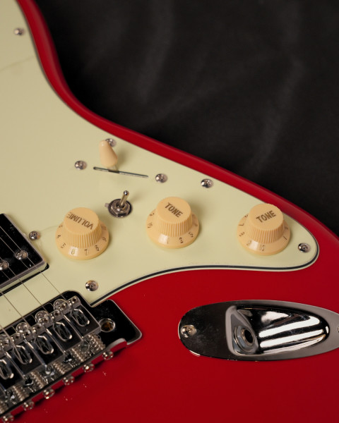 SQOE SEST600 Rosso Corsa Red HSS Earthquake pickups and coil-split switch