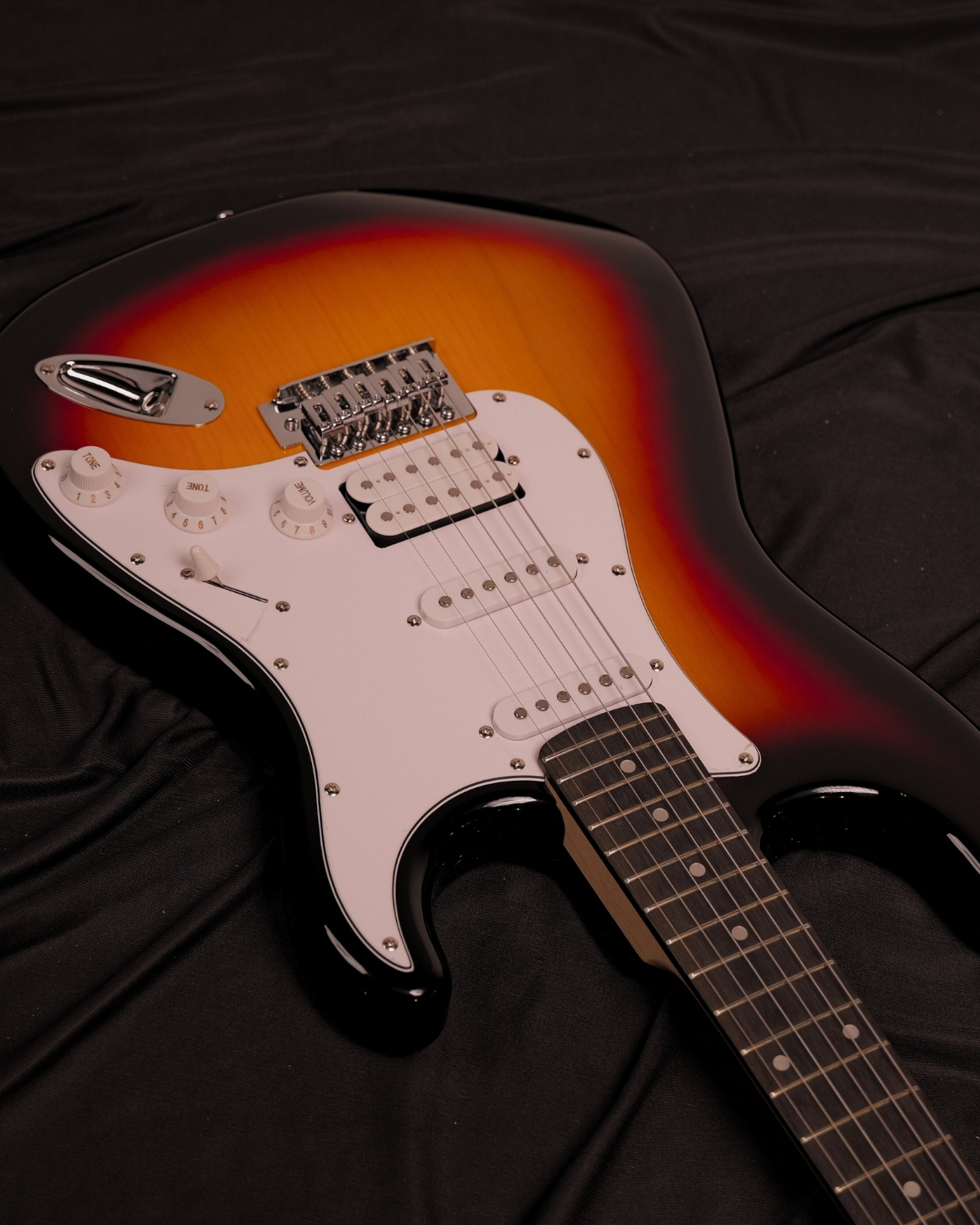 Donner DST-100S 39 Inch Full Size Electric Guitar Kit Solid Body Sunburst Beginner Starter with Amplifier Bag Capo Strap String Tuner Cable Picks