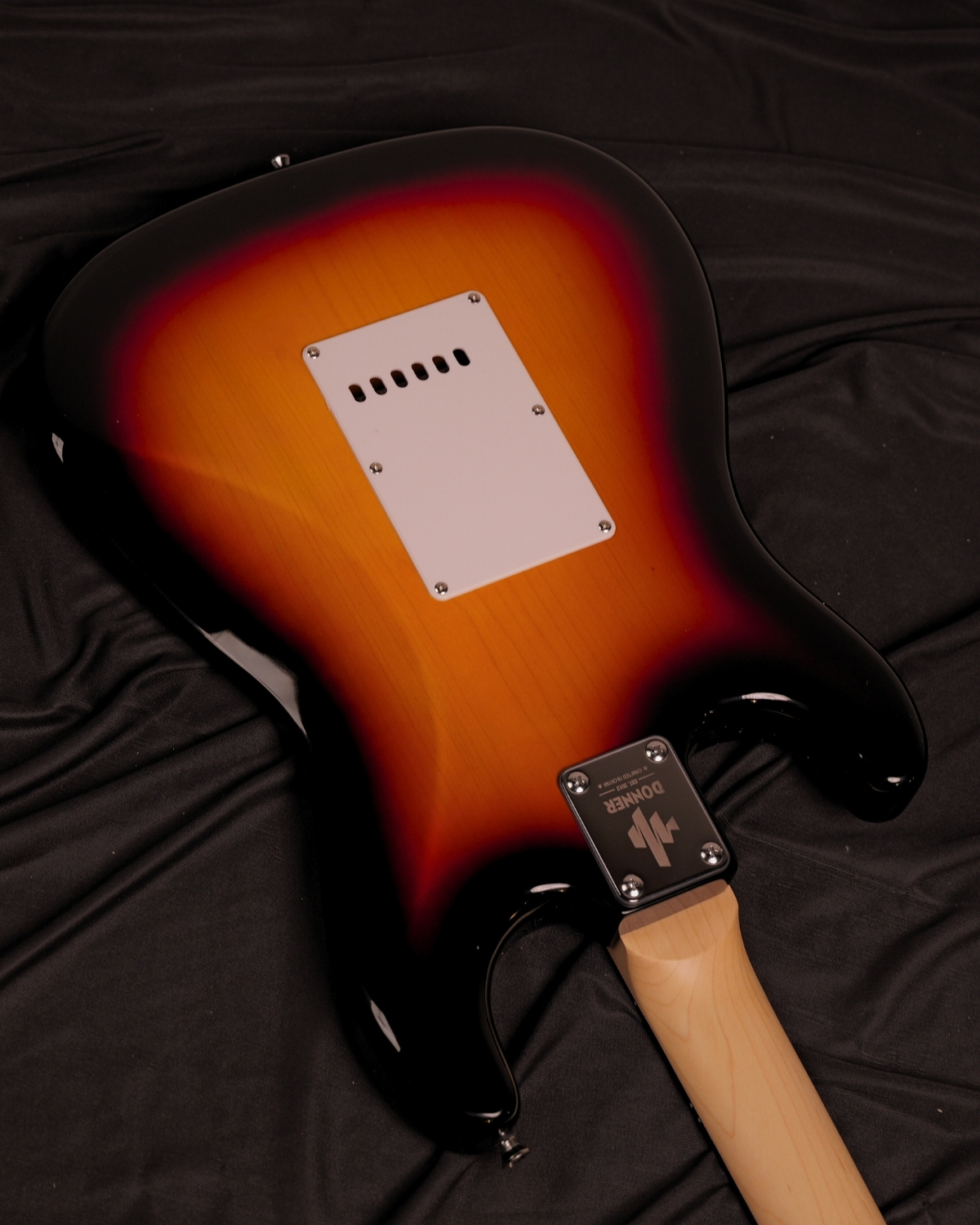 Donner DST-100S 39 Inch Full Size Electric Guitar Kit Solid Body Sunburst Beginner Starter with Amplifier Bag Capo Strap String Tuner Cable Picks