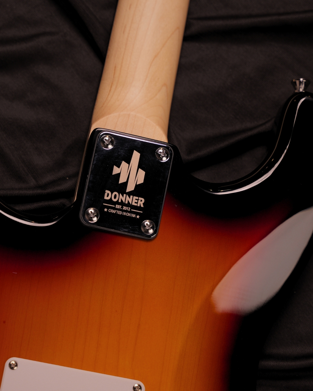 Donner DST-100S 39 Inch Full Size Electric Guitar Kit Solid Body Sunburst Beginner Starter with Amplifier Bag Capo Strap String Tuner Cable Picks