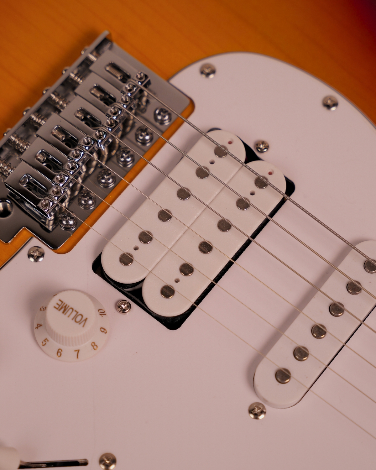 Donner DST-100S 39 Inch Full Size Electric Guitar Kit Solid Body Sunburst Beginner Starter with Amplifier Bag Capo Strap String Tuner Cable Picks