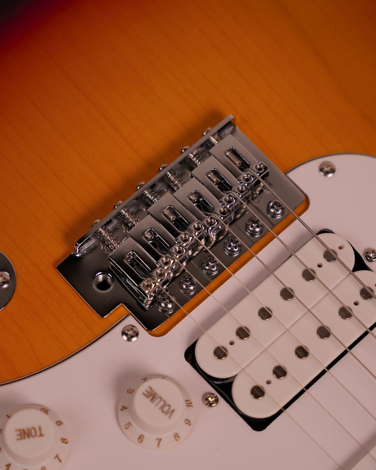 Donner DST-100S 39 Inch Full Size Electric Guitar Kit Solid Body Sunburst Beginner Starter with Amplifier Bag Capo Strap String Tuner Cable Picks