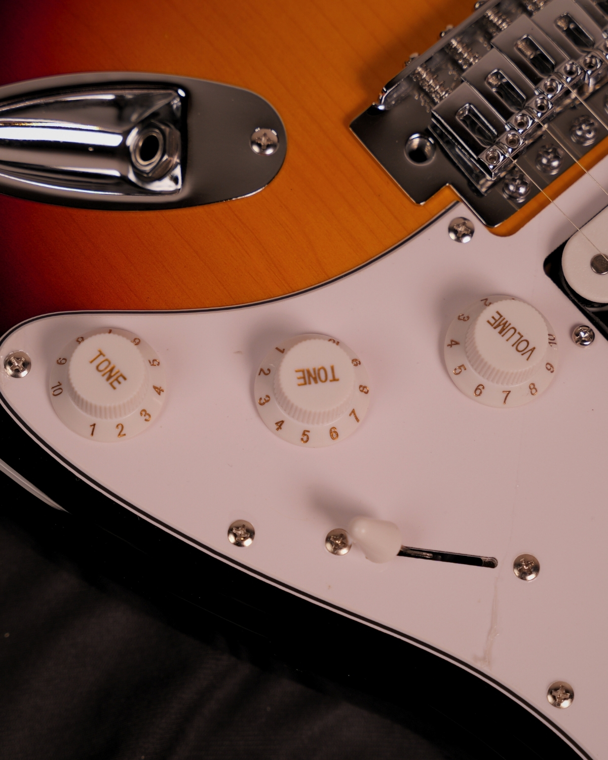 Donner DST-100S 39 Inch Full Size Electric Guitar Kit Solid Body Sunburst Beginner Starter with Amplifier Bag Capo Strap String Tuner Cable Picks