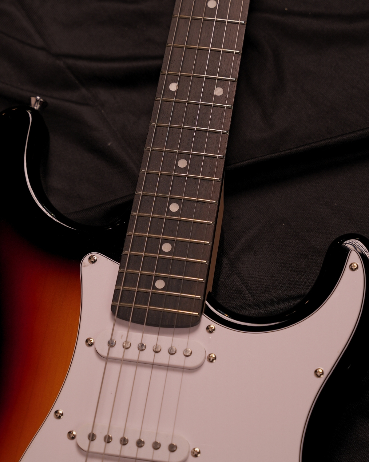 Donner DST-100S 39 Inch Full Size Electric Guitar Kit Solid Body Sunburst Beginner Starter with Amplifier Bag Capo Strap String Tuner Cable Picks