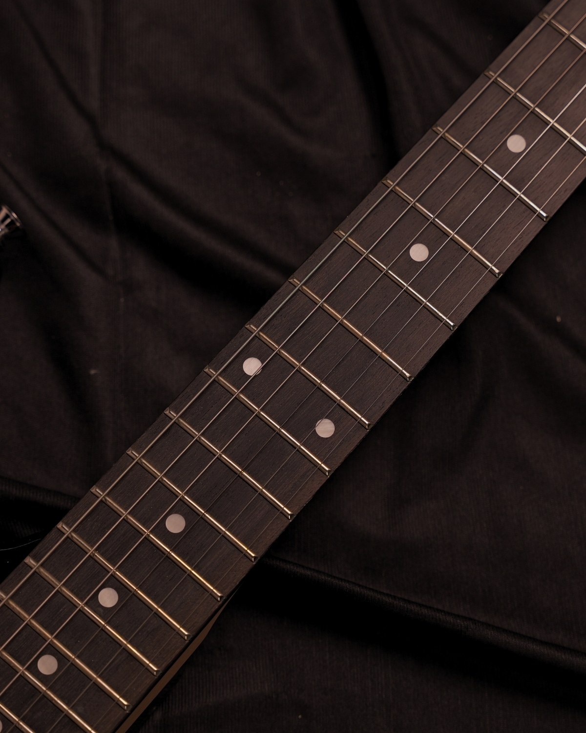 Donner DST-100S 39 Inch Full Size Electric Guitar Kit Solid Body Sunburst Beginner Starter with Amplifier Bag Capo Strap String Tuner Cable Picks