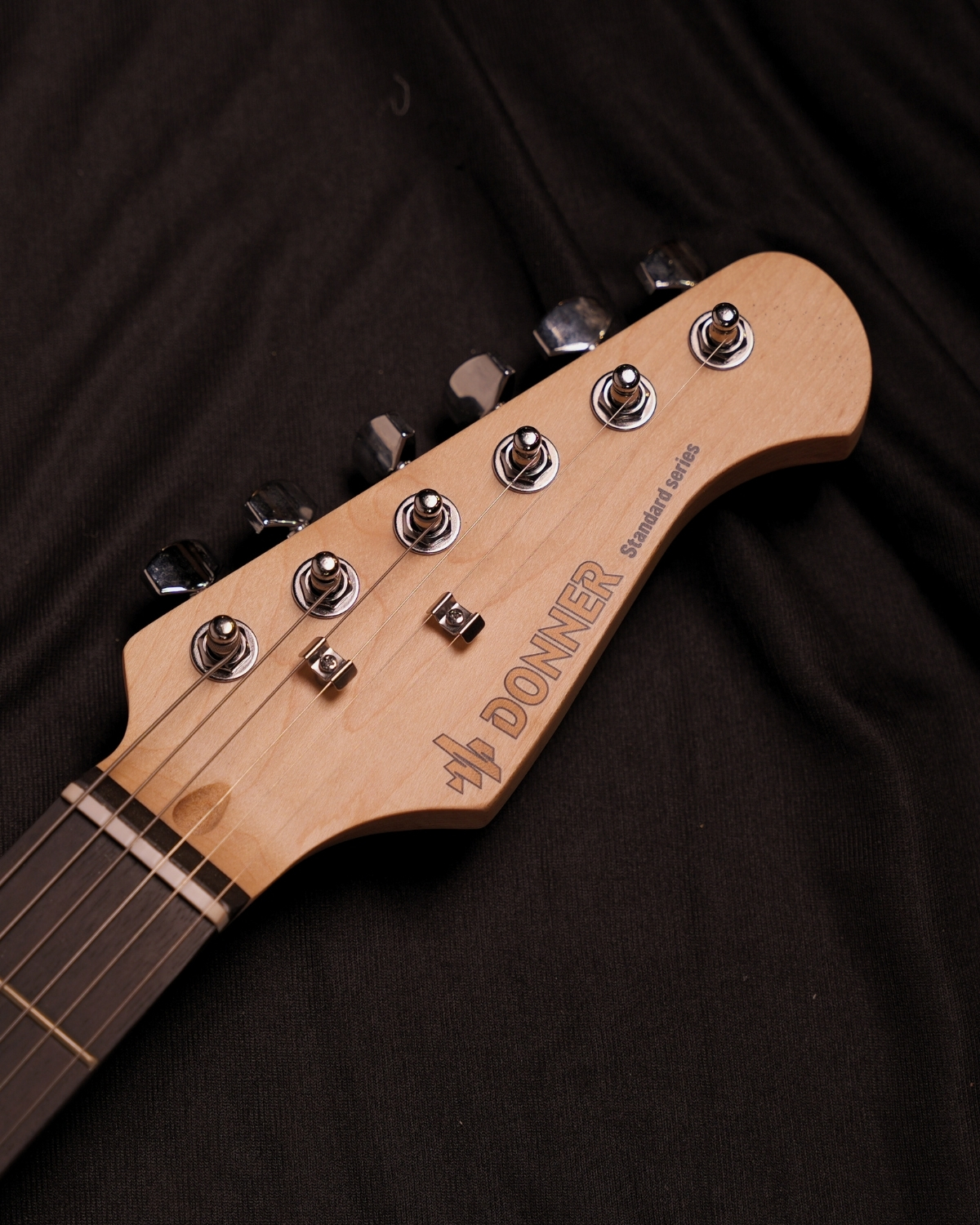 Donner DST-100S 39 Inch Full Size Electric Guitar Kit Solid Body Sunburst Beginner Starter with Amplifier Bag Capo Strap String Tuner Cable Picks