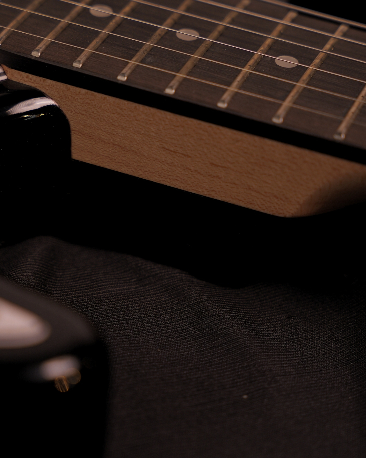 Donner DST-100S 39 Inch Full Size Electric Guitar Kit Solid Body Sunburst Beginner Starter with Amplifier Bag Capo Strap String Tuner Cable Picks