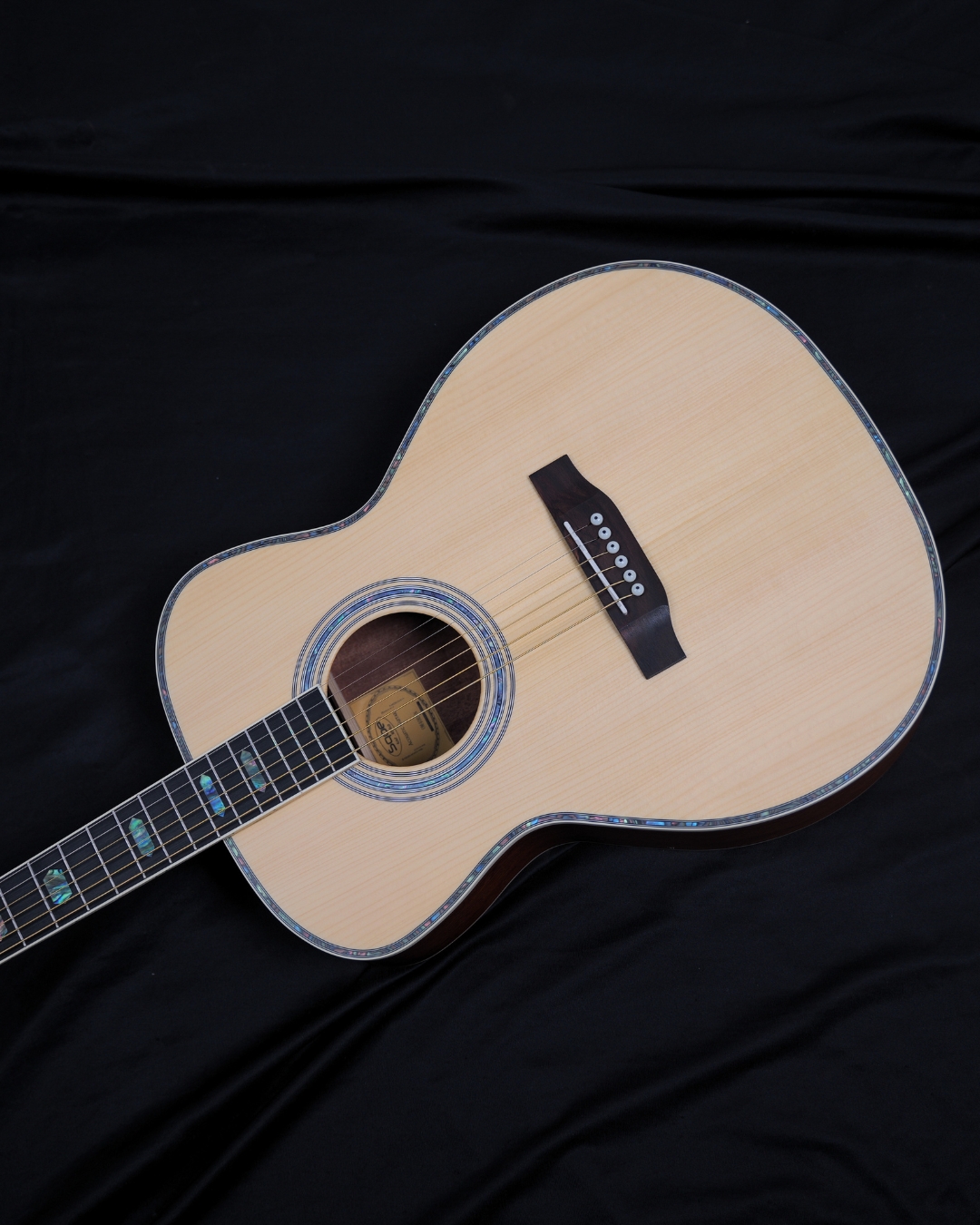 SQOE OM40B Solid Spruce Top OM Acoustic Guitar Natural - body and fretboard angled