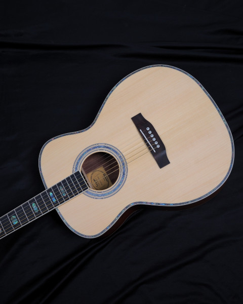 SQOE OM40B Natural solid spruce top