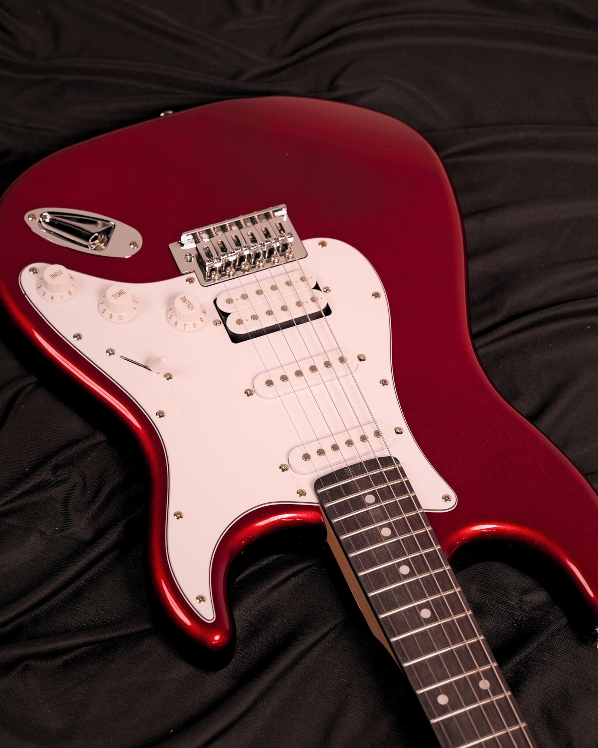 Donner DST-100R 39 Inch Full Size Electric Guitar Kit Solid Body Sonic Red Beginner Starter with Amplifier Bag Capo Strap String Tuner Cable Picks