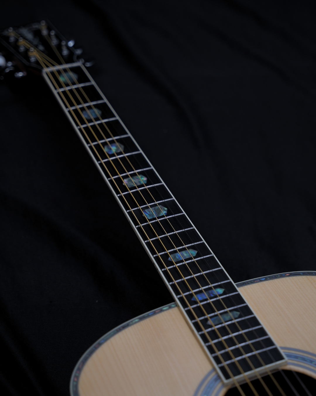 SQOE OM40B Solid Spruce Top OM Acoustic Guitar Natural - fretboard inlay close-up