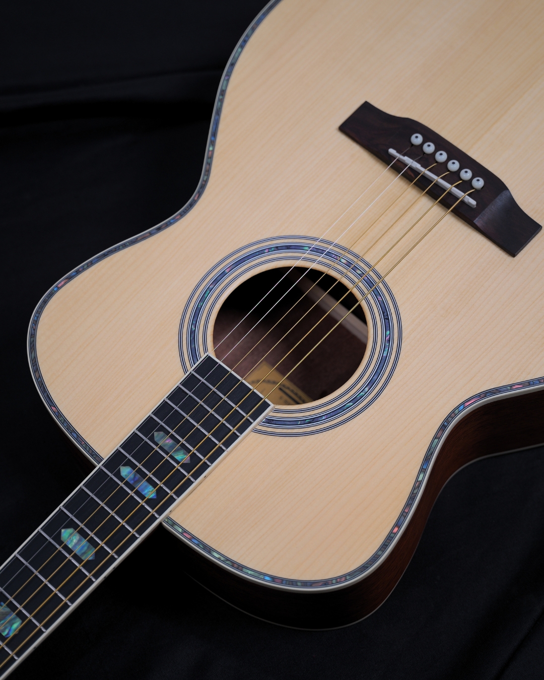 SQOE OM40B Solid Spruce Top OM Acoustic Guitar Natural - natural body on dark background