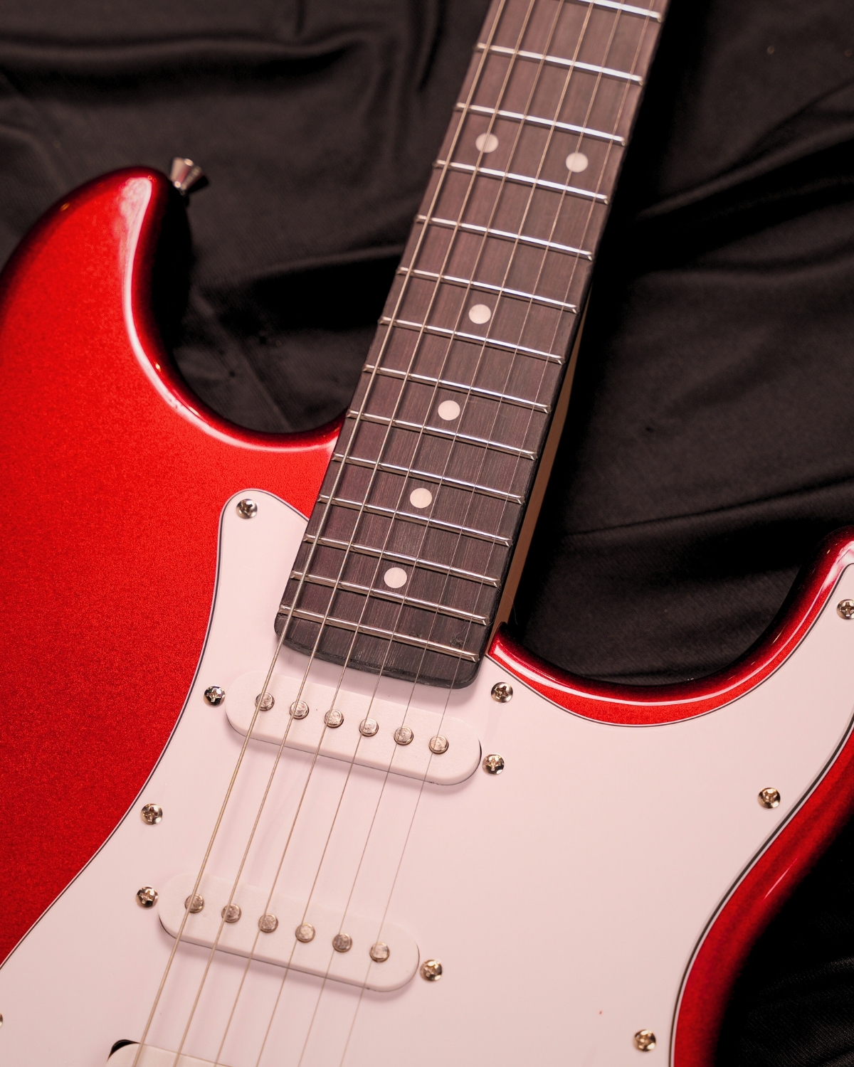 Donner DST-100R 39 Inch Full Size Electric Guitar Kit Solid Body Sonic Red Beginner Starter with Amplifier Bag Capo Strap String Tuner Cable Picks