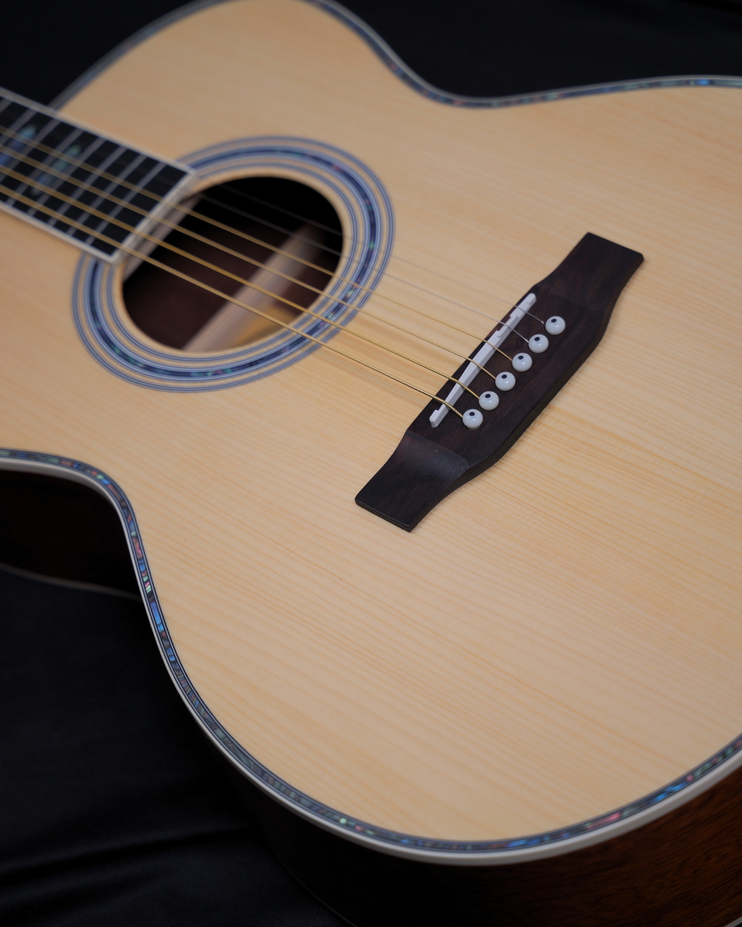 SQOE OM40B Solid Spruce Top OM Acoustic Guitar Natural - bridge and pins close-up