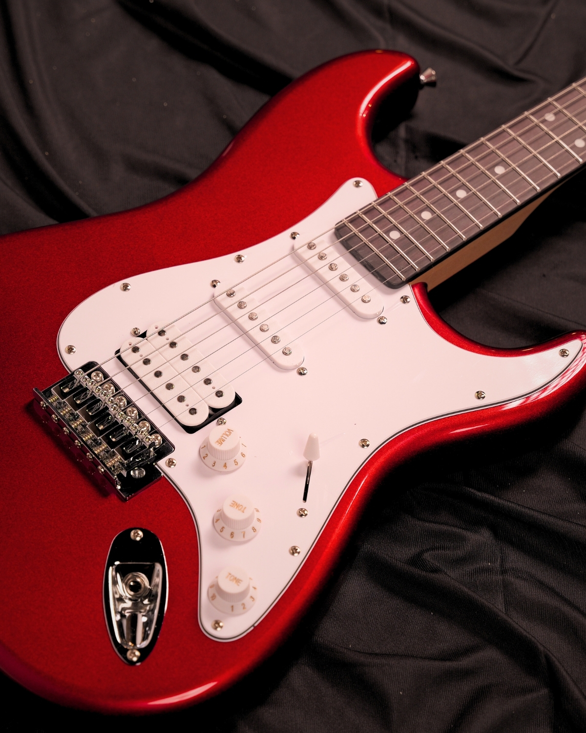 Donner DST-100R 39 Inch Full Size Electric Guitar Kit Solid Body Sonic Red Beginner Starter with Amplifier Bag Capo Strap String Tuner Cable Picks