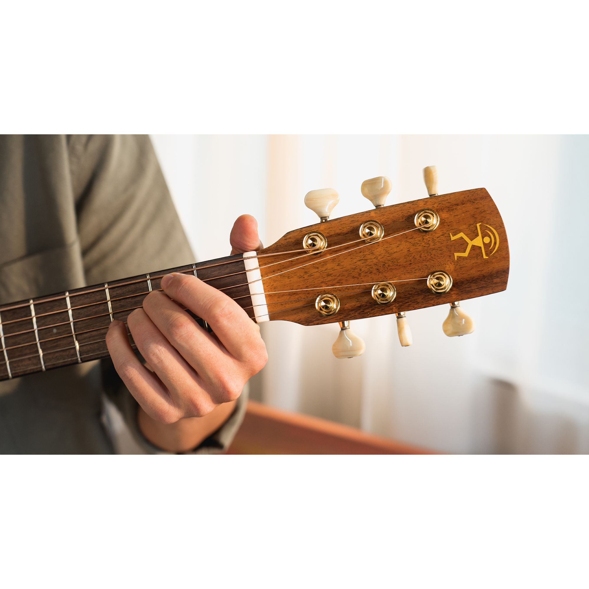 aNueNue M30 Solid acacia top travel guitar