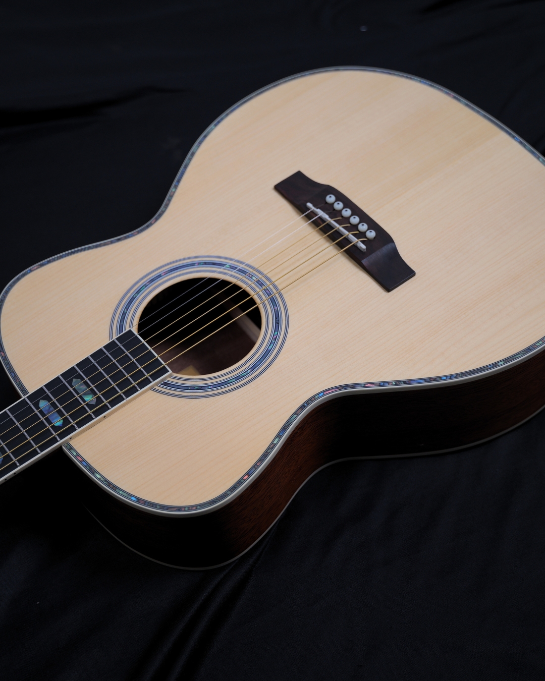 SQOE OM40B Solid Spruce Top OM Acoustic Guitar Natural - body angled lifestyle shot