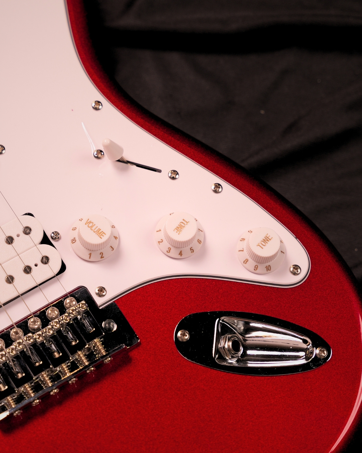 Donner DST-100R 39 Inch Full Size Electric Guitar Kit Solid Body Sonic Red Beginner Starter with Amplifier Bag Capo Strap String Tuner Cable Picks