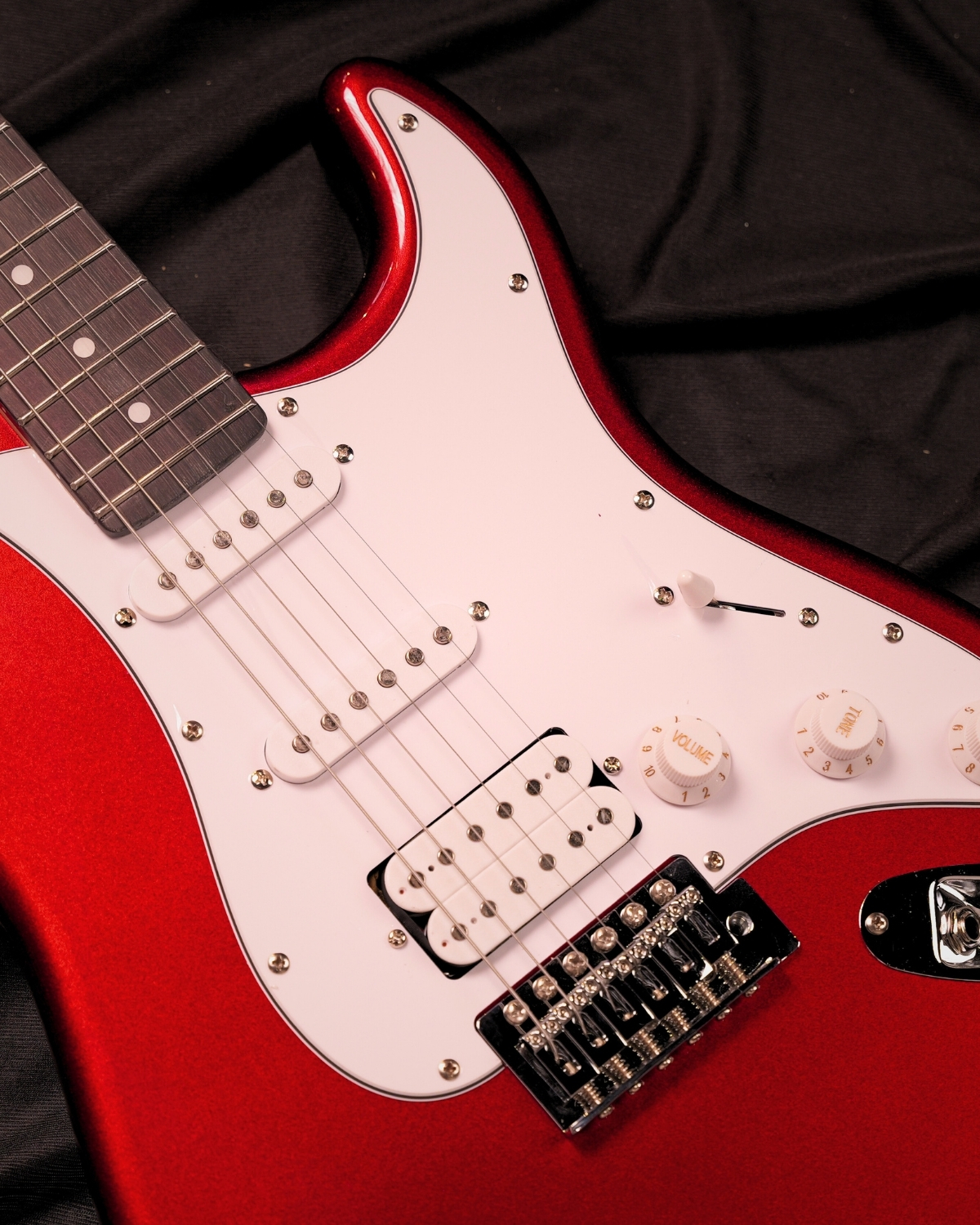 Donner DST-100R 39 Inch Full Size Electric Guitar Kit Solid Body Sonic Red Beginner Starter with Amplifier Bag Capo Strap String Tuner Cable Picks