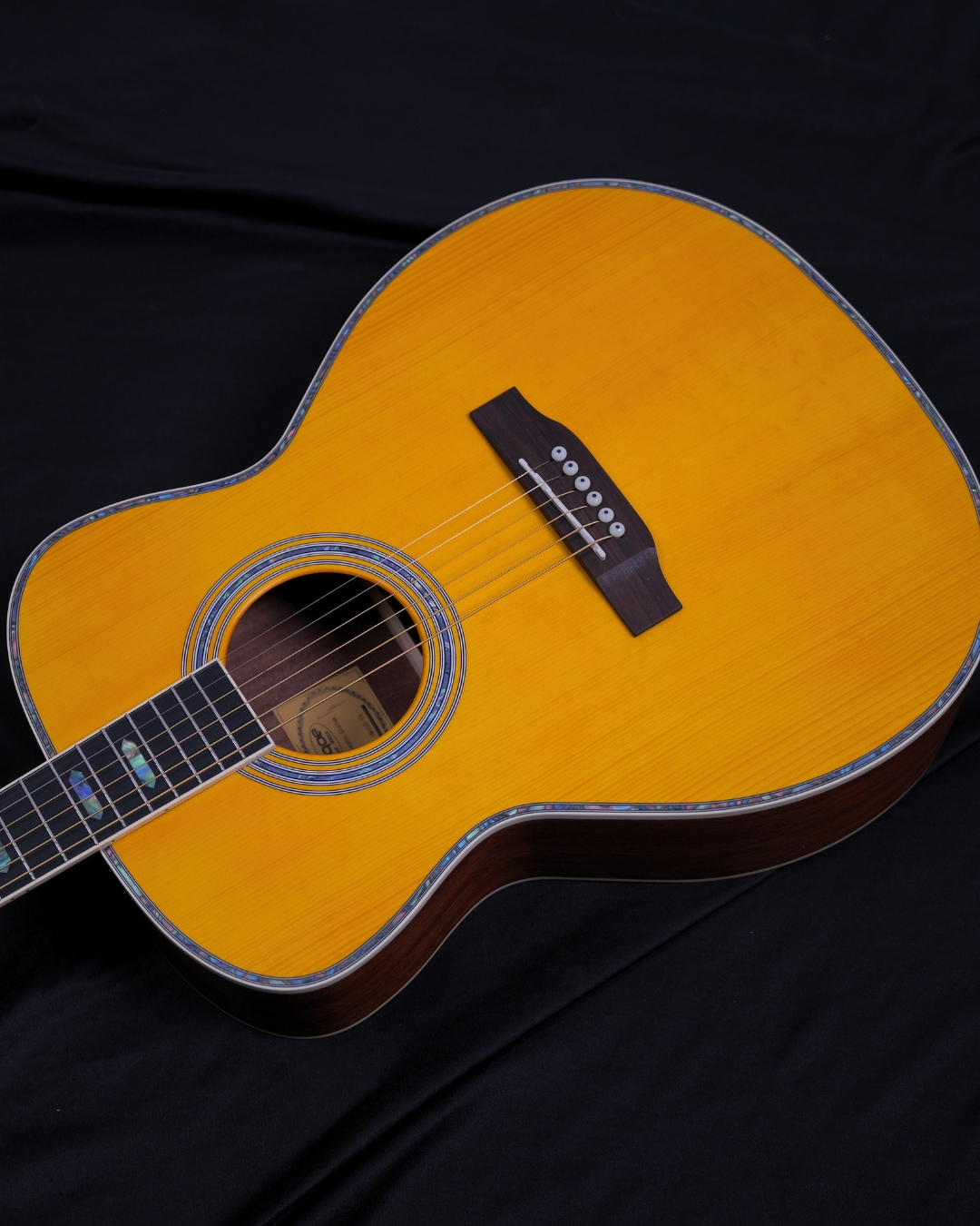 SQOE OM40B Solid Spruce Top OM Acoustic Guitar Vintage Yellow - vintage yellow body angled