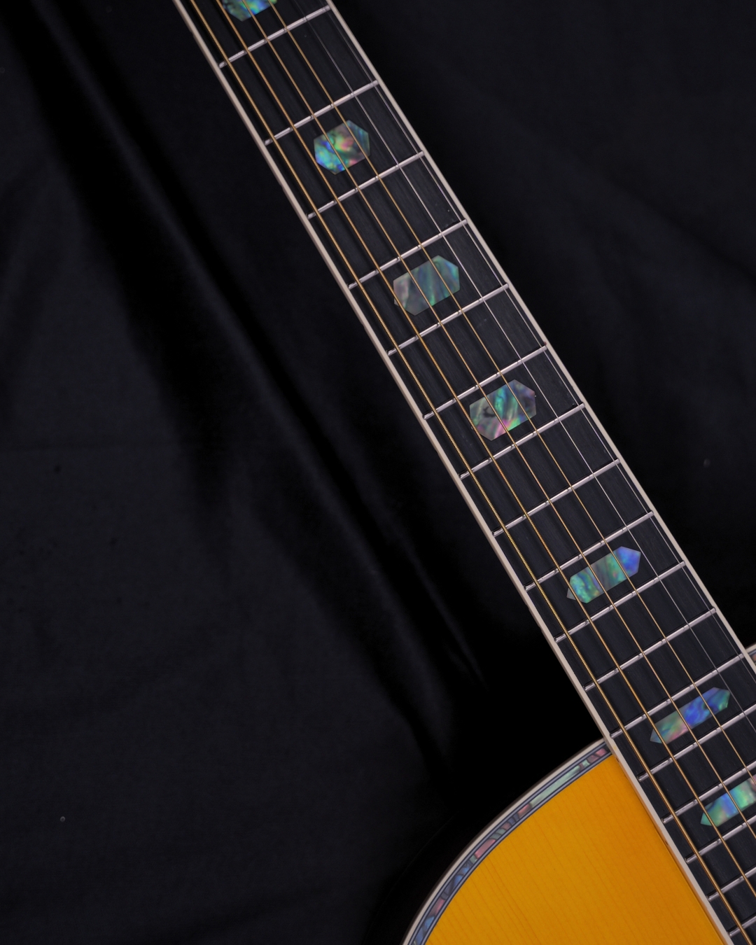 SQOE OM40B Solid Spruce Top OM Acoustic Guitar Vintage Yellow - fretboard inlay angled