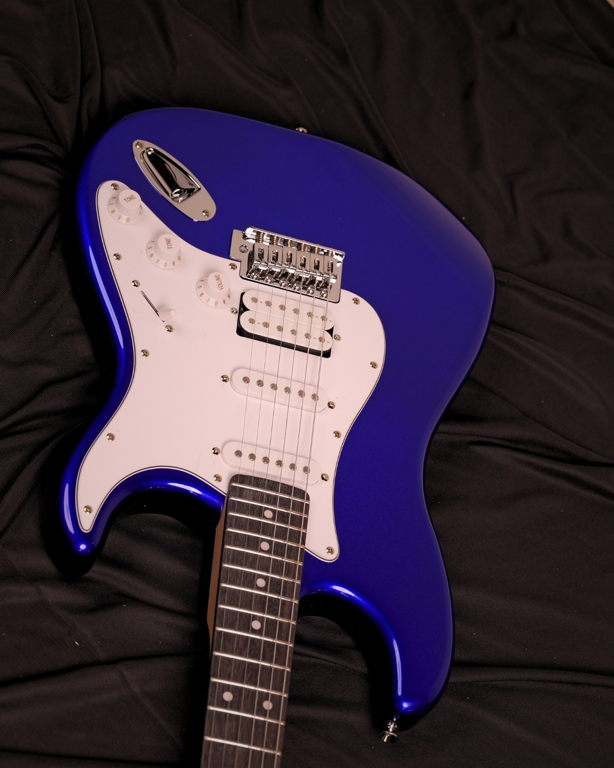 Donner DST-100L 39 Inch Full Size Electric Guitar Kit Solid Body Sapphire blue Beginner Starter with Amplifier Bag Capo Strap String Tuner Cable Picks