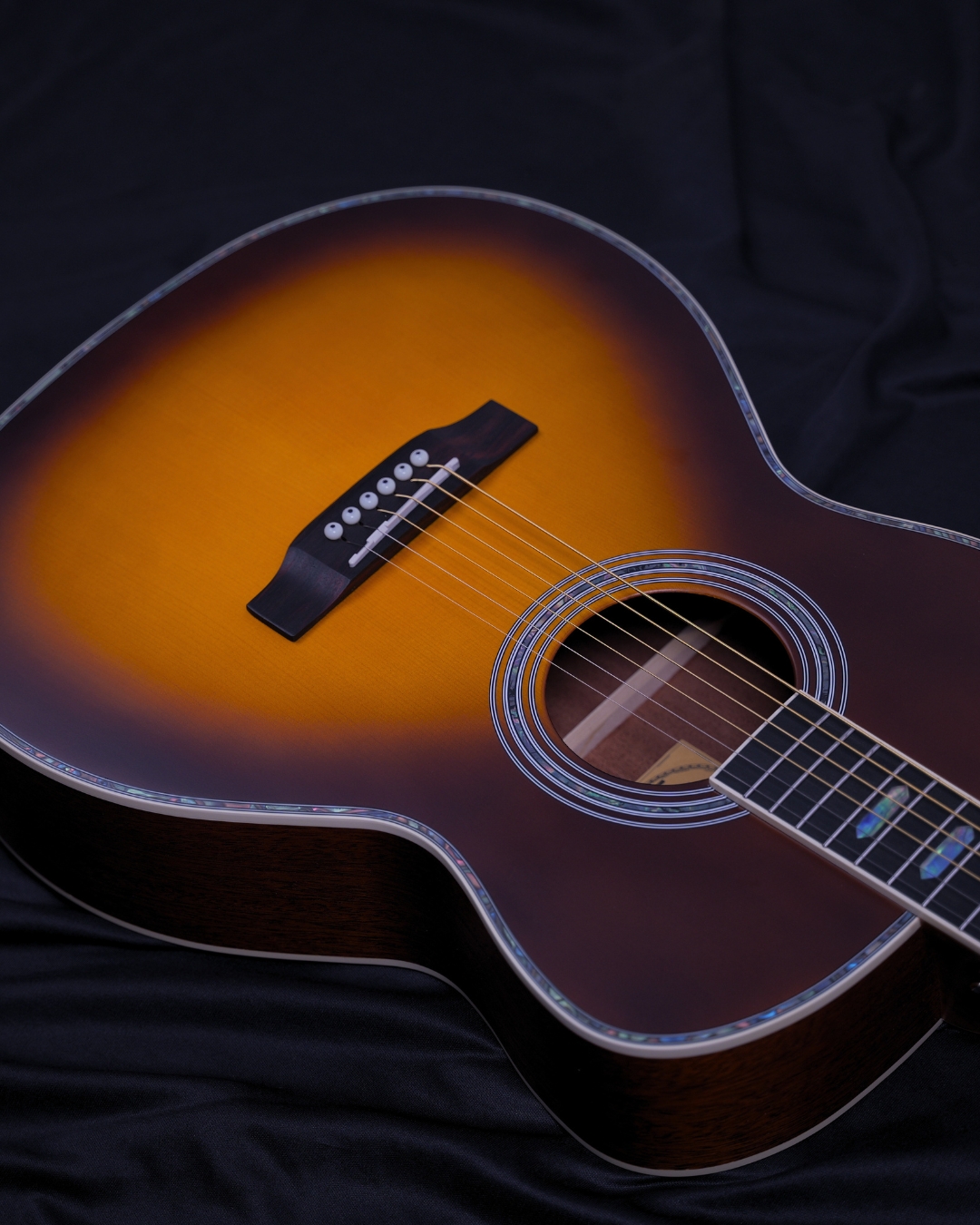 SQOE OM40B Solid Spruce Top OM Acoustic Guitar Sunburst - sunburst body angled