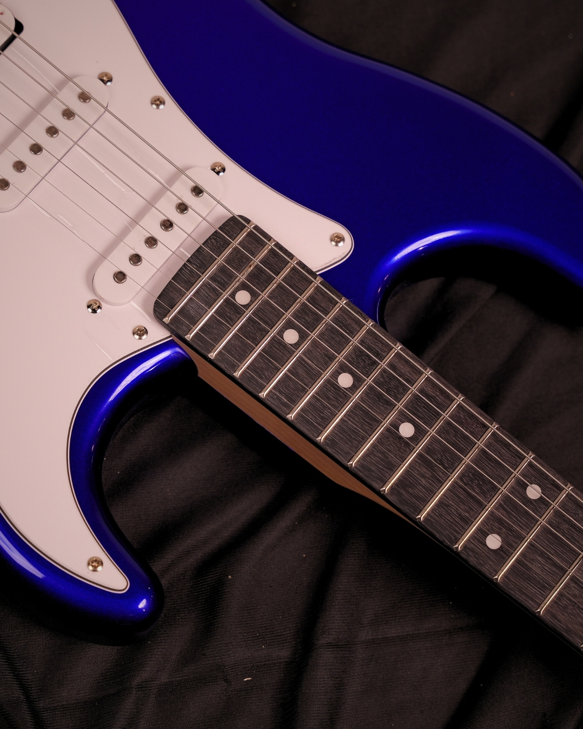 Donner DST-100L 39 Inch Full Size Electric Guitar Kit Solid Body Sapphire blue Beginner Starter with Amplifier Bag Capo Strap String Tuner Cable Picks