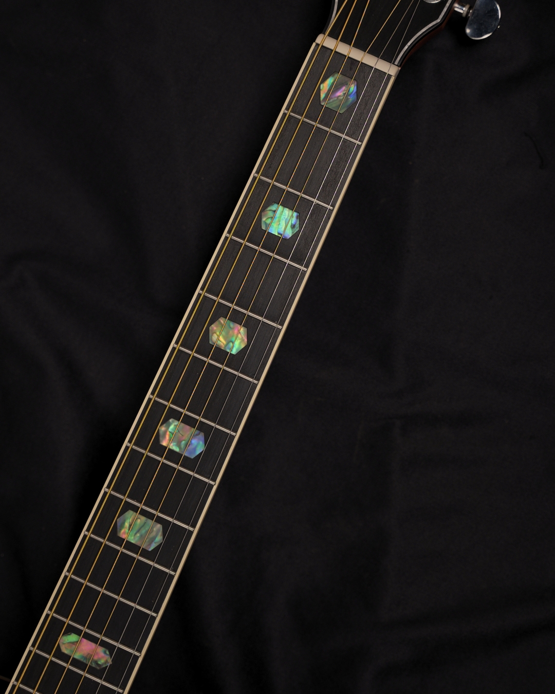 SQOE OM40B Solid Spruce Top OM Acoustic Guitar Sunburst - fretboard inlay close-up