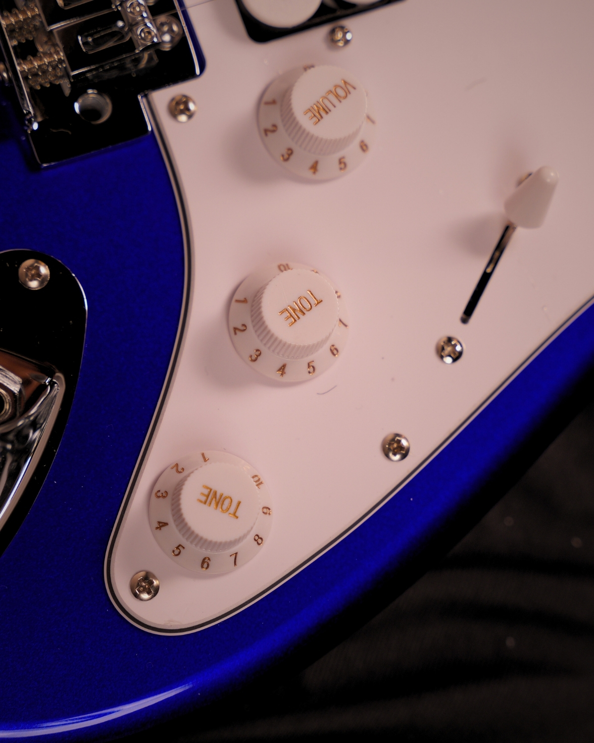 Donner DST-100L 39 Inch Full Size Electric Guitar Kit Solid Body Sapphire blue Beginner Starter with Amplifier Bag Capo Strap String Tuner Cable Picks