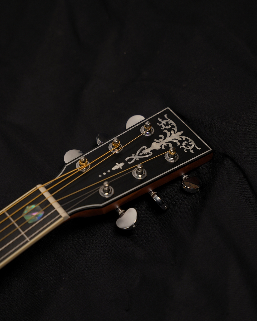 SQOE OM40B Solid Spruce Top OM Acoustic Guitar Sunburst - headstock with tuners
