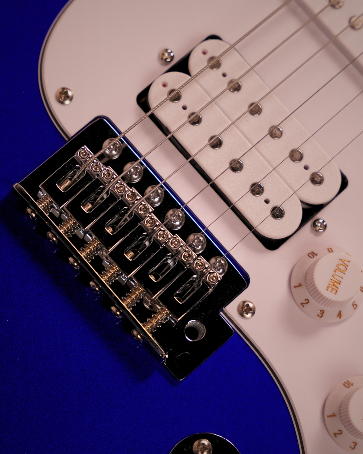 Donner DST-100L 39 Inch Full Size Electric Guitar Kit Solid Body Sapphire blue Beginner Starter with Amplifier Bag Capo Strap String Tuner Cable Picks