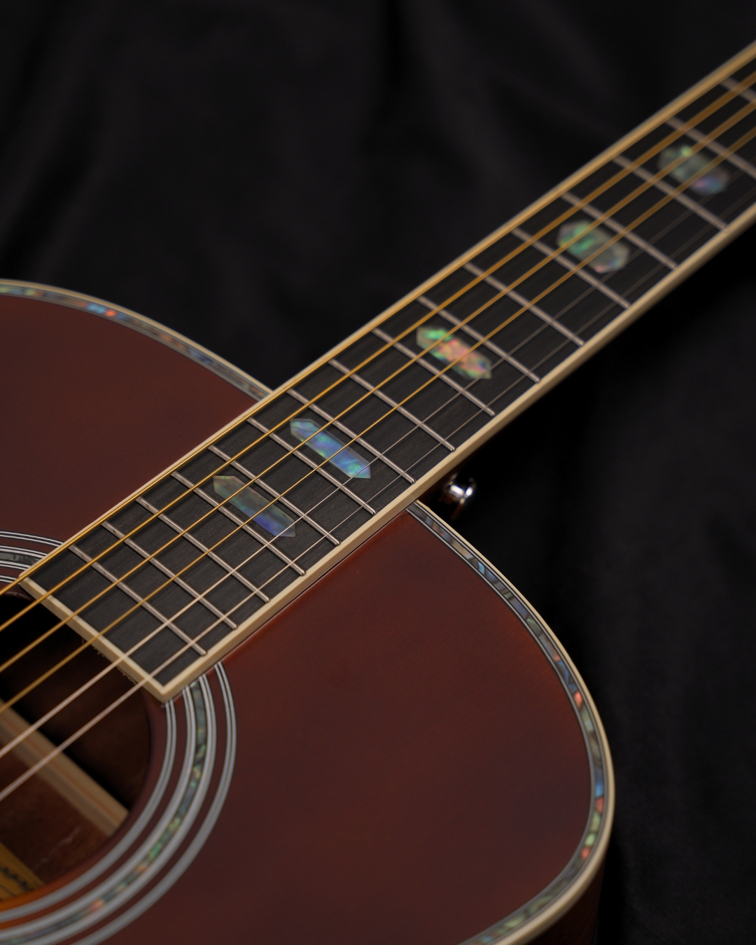 SQOE OM40B Solid Spruce Top OM Acoustic Guitar Sunburst - body and fretboard angled