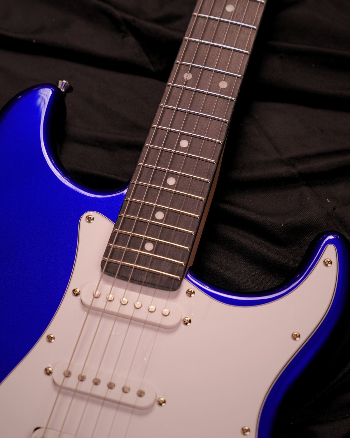 Donner DST-100L 39 Inch Full Size Electric Guitar Kit Solid Body Sapphire blue Beginner Starter with Amplifier Bag Capo Strap String Tuner Cable Picks