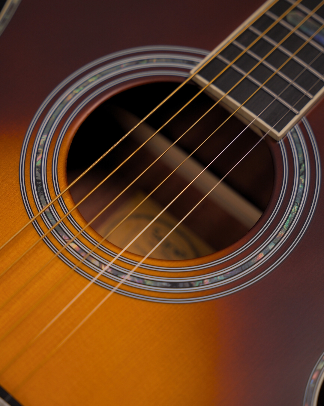 SQOE OM40B Solid Spruce Top OM Acoustic Guitar Sunburst - soundhole rosette close-up