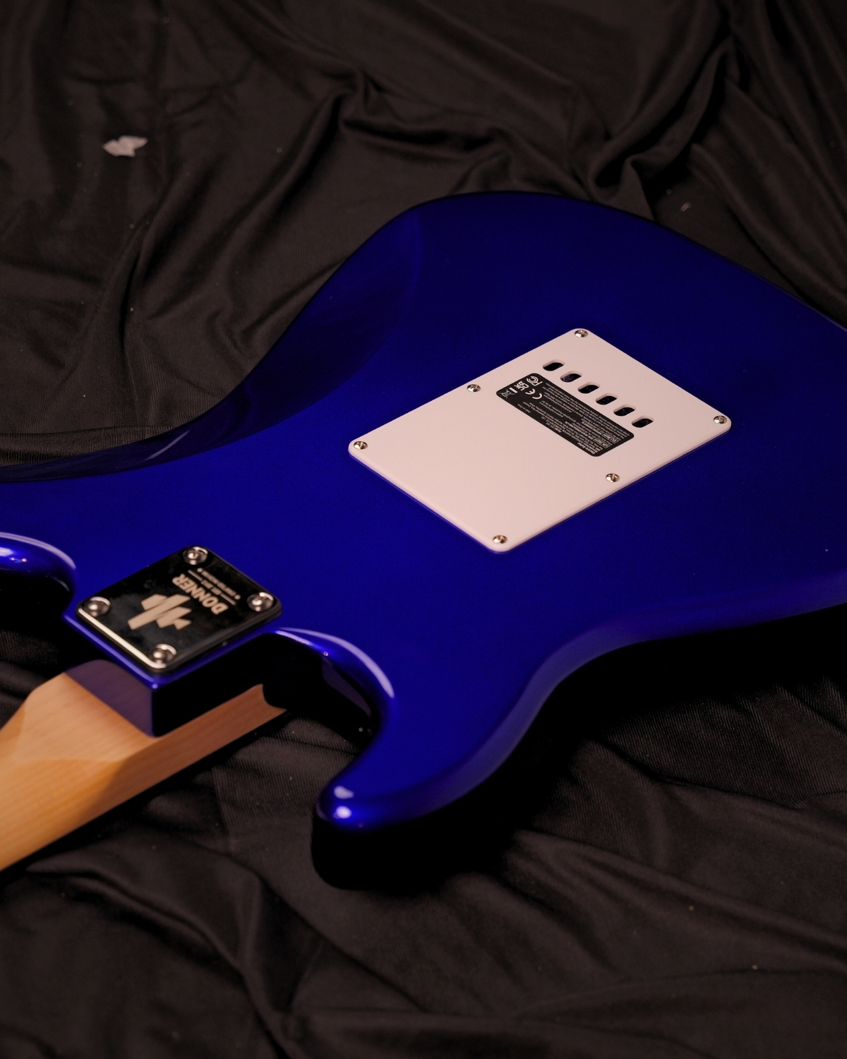 Donner DST-100L 39 Inch Full Size Electric Guitar Kit Solid Body Sapphire blue Beginner Starter with Amplifier Bag Capo Strap String Tuner Cable Picks