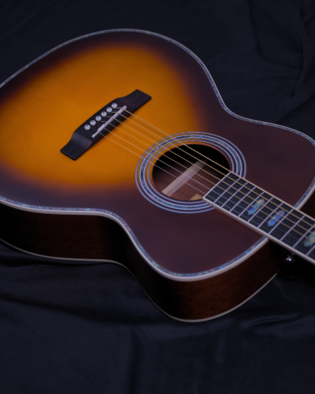 SQOE OM40B Solid Spruce Top OM Acoustic Guitar Sunburst - sunburst body on dark background