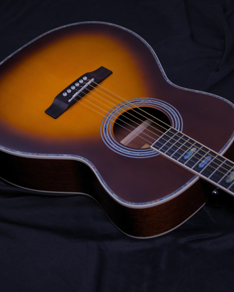 SQOE OM40B Sunburst solid spruce top