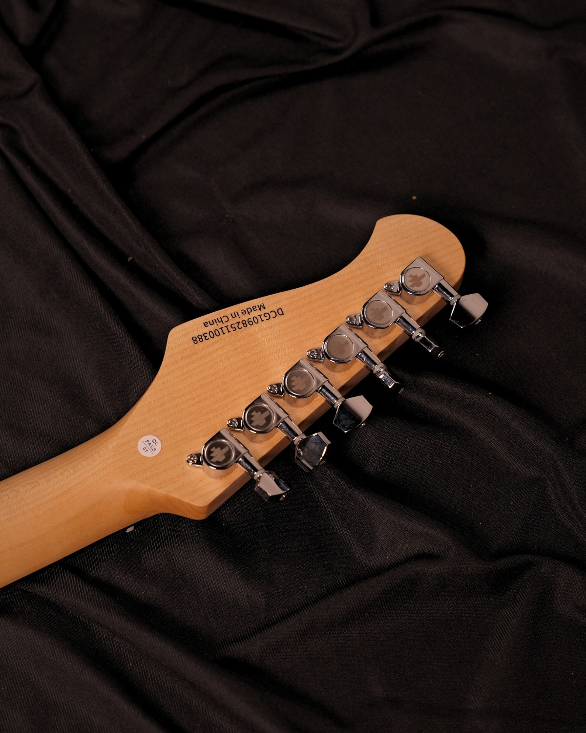 Donner DST-100L 39 Inch Full Size Electric Guitar Kit Solid Body Sapphire blue Beginner Starter with Amplifier Bag Capo Strap String Tuner Cable Picks