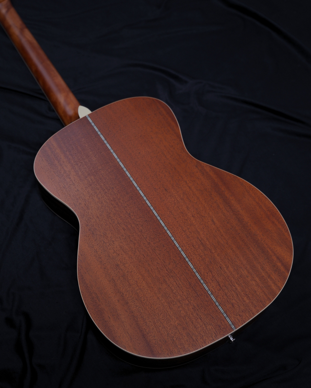 SQOE OM40B Solid Spruce Top OM Acoustic Guitar Sunburst - back of body close-up