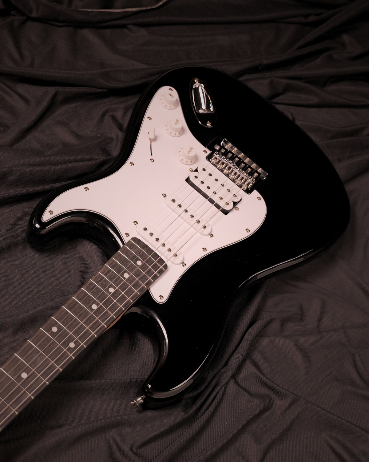 Donner DST-100B 39 Inch Full Size Electric Guitar Kit Solid Body black Beginner Starter with Amplifier Bag Capo Strap String Tuner Cable Picks