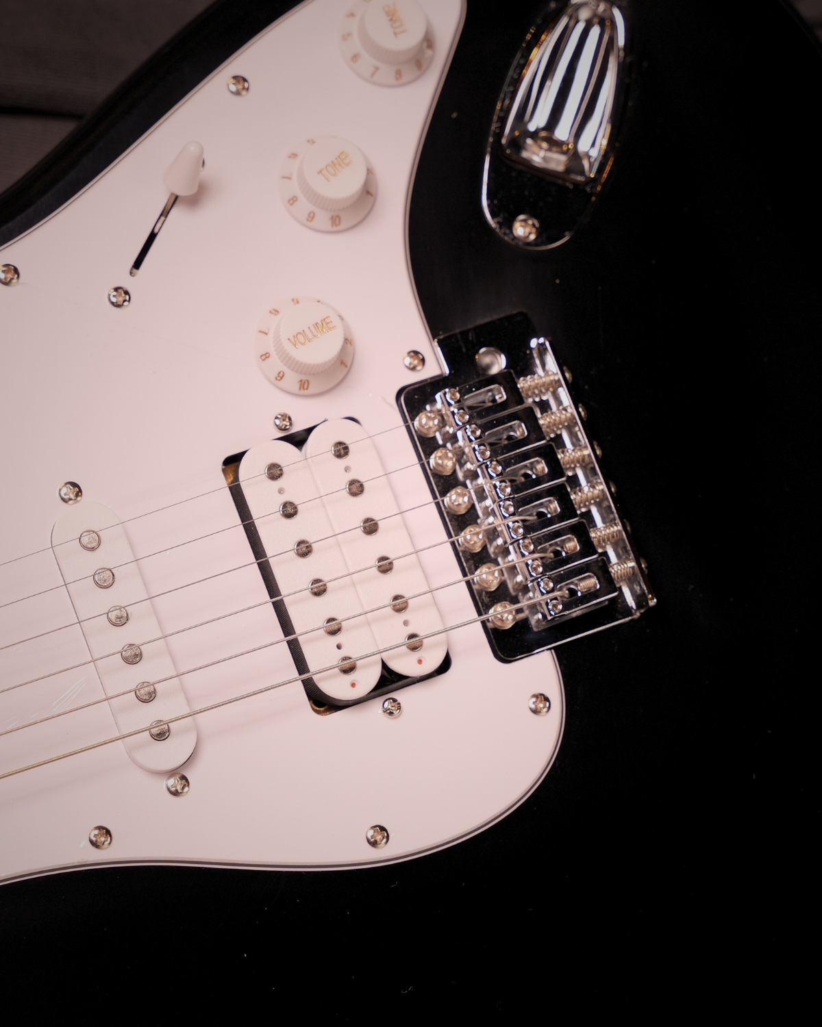 Donner DST-100B 39 Inch Full Size Electric Guitar Kit Solid Body black Beginner Starter with Amplifier Bag Capo Strap String Tuner Cable Picks