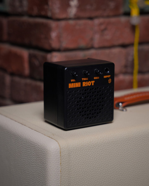 Strydom Mini Riot 8W portable guitar amplifier in Coal finish