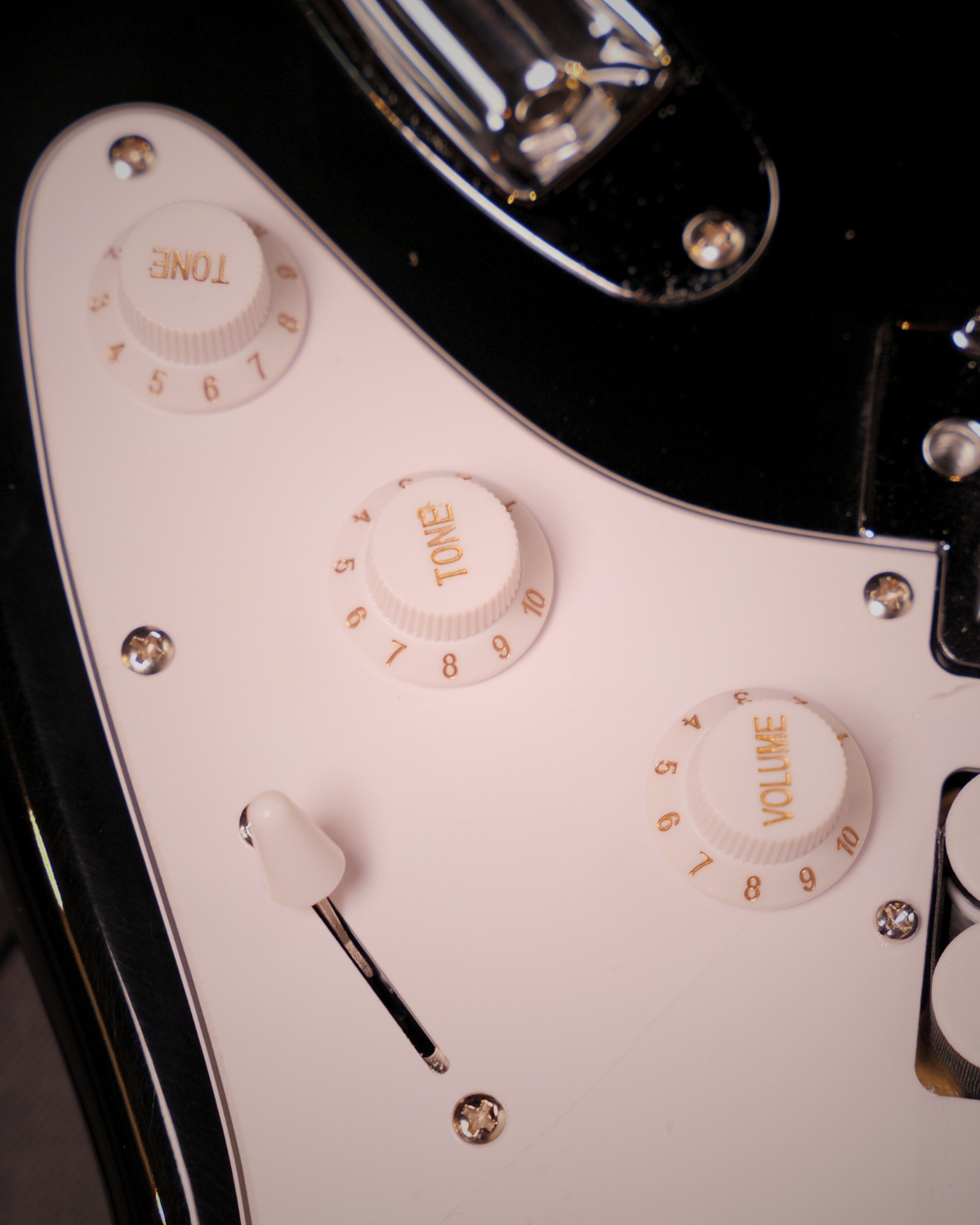 Donner DST-100B 39 Inch Full Size Electric Guitar Kit Solid Body black Beginner Starter with Amplifier Bag Capo Strap String Tuner Cable Picks