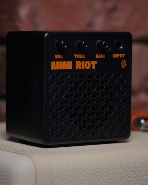 Strydom Mini Riot Coal front panel with Volume, Tone and Gain knobs and guitar input