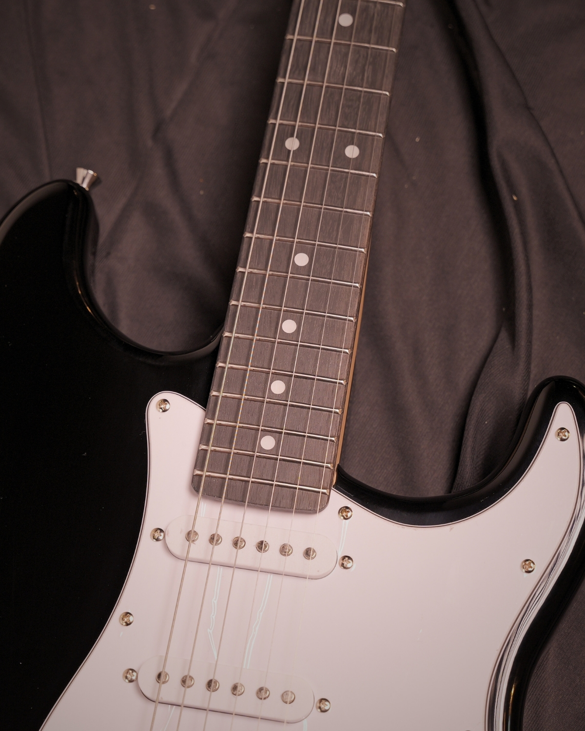 Donner DST-100B 39 Inch Full Size Electric Guitar Kit Solid Body black Beginner Starter with Amplifier Bag Capo Strap String Tuner Cable Picks