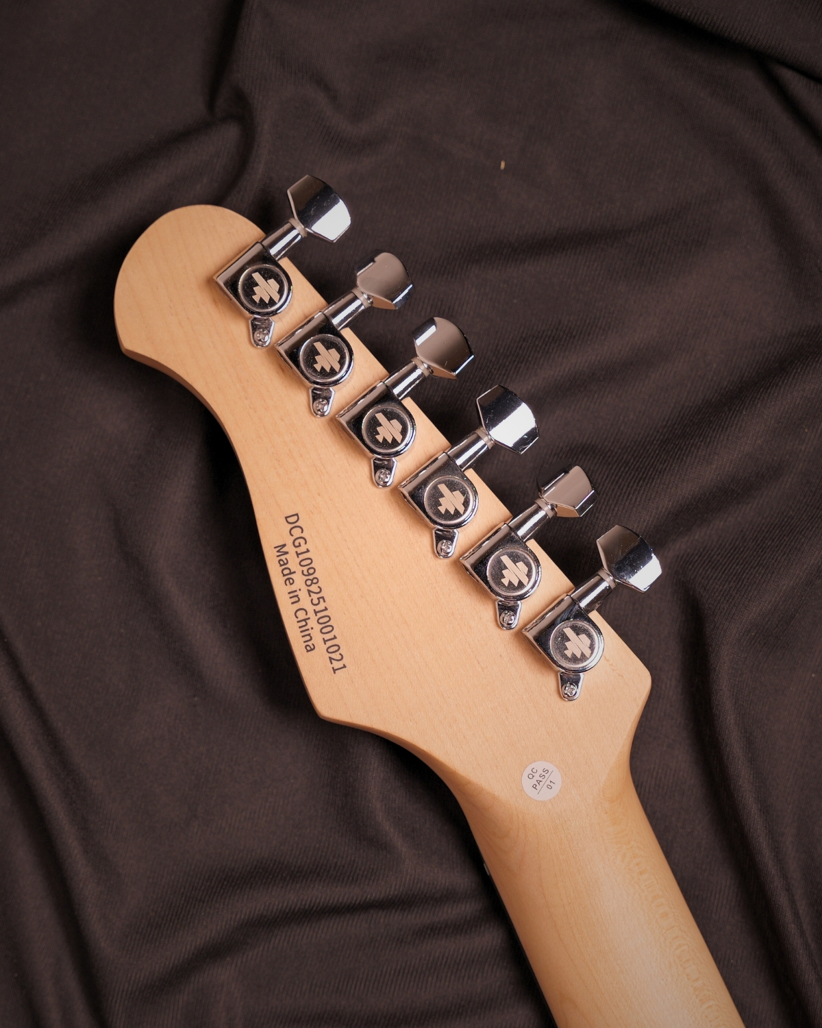 Donner DST-100B 39 Inch Full Size Electric Guitar Kit Solid Body black Beginner Starter with Amplifier Bag Capo Strap String Tuner Cable Picks