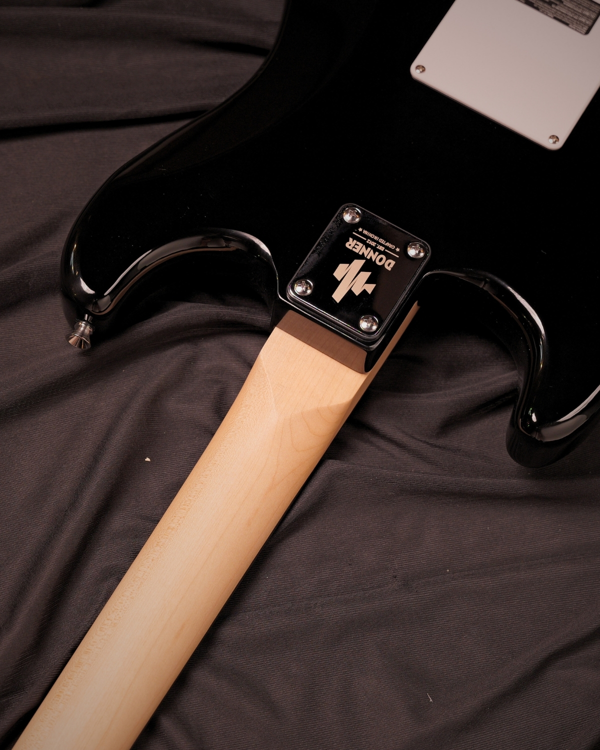 Donner DST-100B 39 Inch Full Size Electric Guitar Kit Solid Body black Beginner Starter with Amplifier Bag Capo Strap String Tuner Cable Picks