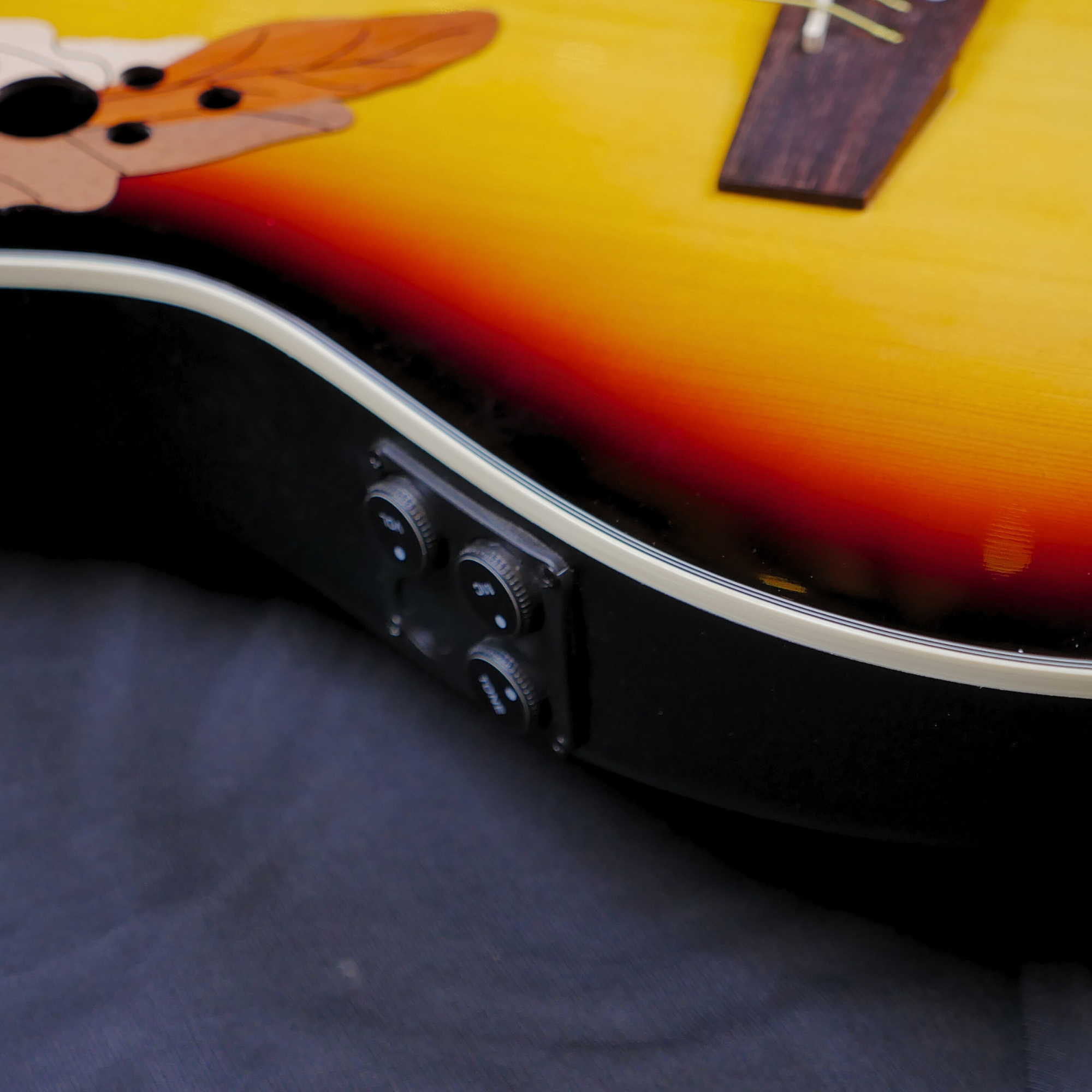 Oval O241CE SB - Ovation Semi Acoustic